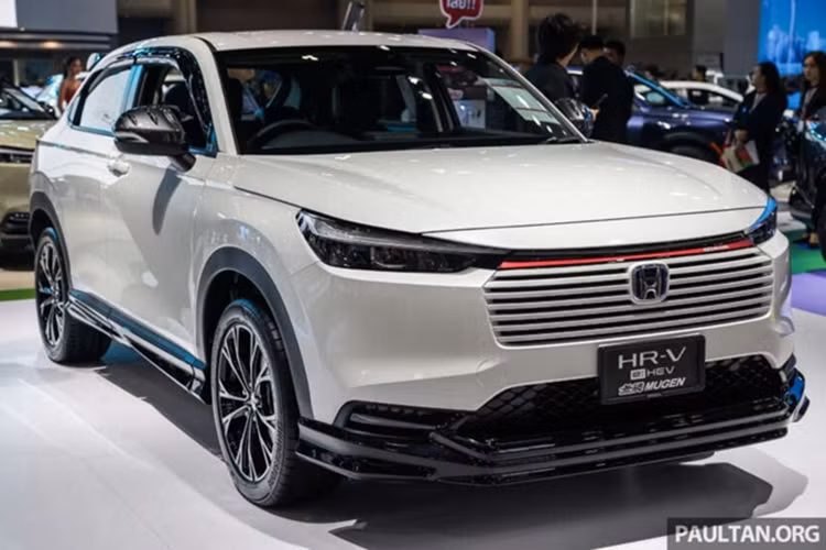 Trong khi đó, hai phiên bản G và L vẫn sử dụng động cơ xăng 1.5L hút khí tự nhiên cho công suất 119 mã lực và mô men xoắn 240 Nm. Tuy nhiên, phiên bản HR-V L sẽ không còn động cơ tăng áp 1.5L như trước, khiến mức tiêu hao nhiên liệu tăng lên khoảng 6,7L/100km.