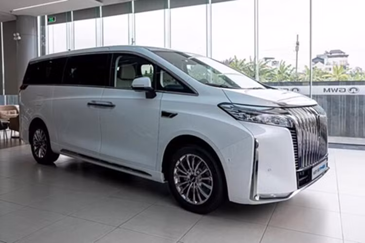 Trong khi đó, mô-tơ điện phía sau tạo ra công suất tối đa 184 mã lực và mô-men xoắn cực đại 232 Nm. Xe sở hữu tổng công suất 458 mã lực và mô-men xoắn cực đại 644 Nm. Bên cạnh đó là hộp số hybrid chuyên dụng 4 cấp (DHT) và pin NMC với dung lượng 51,55 kWh, cung cấp phạm vi hoạt động thuần điện 201 km theo tiêu chuẩn WLTP.
