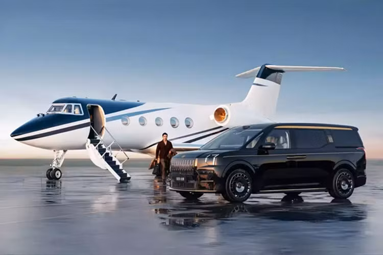  Zeekr 009 Grand Collector Edition 2025 mới đã chính thức ra mắt thị trường và được mệnh danh là "mẫu MPV sang trọng nhất sản xuất tại Trung Quốc”. Tại thị trường tỷ dân này, xe có giá khởi điểm lên đến 899.000 nhân dân tệ (khoảng 123.200 USD hoặc 3,14 tỷ đồng).