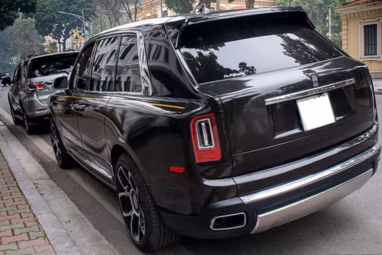 Dù ở bản thường hay Black Badge, mẫu SUV siêu sang này đều dùng động cơ xăng V12, tăng áp kép, dung tích 6.75L như cũ. Động cơ cho công suất tối đa 563 mã lực ở bản thường và 592 mã lực/900 Nm ở bản Black Badge.