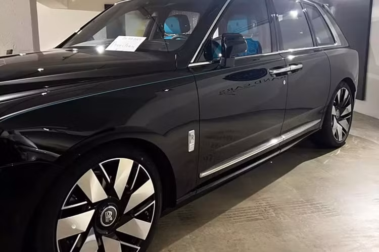 Có nhiều thay đổi ở ngoại hình cũng như nội thất dành cho mẫu xe SUV siêu sang Rolls-Royce Cullinan Series II về Việt Nam. Ngoại thất của xe được bật mí mang màu đen, và nội thất mang tông màu xanh dương nổi bật.