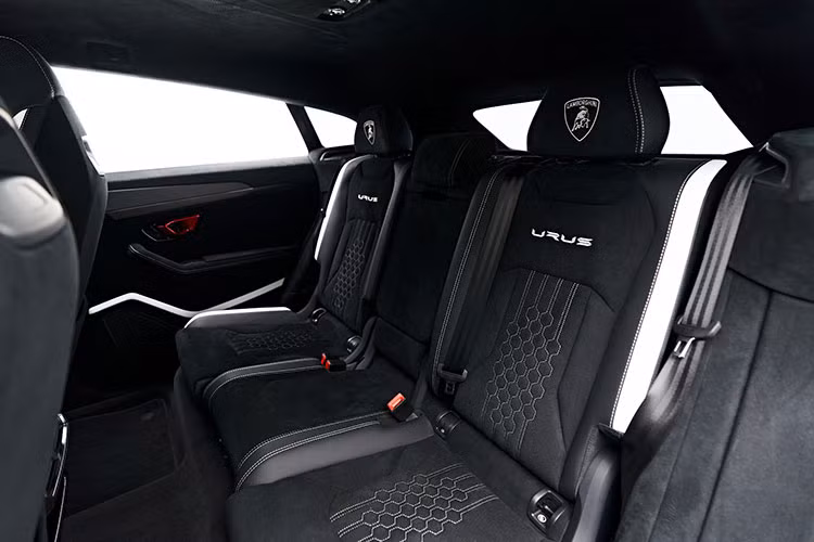 Ngoài các chế độ lái như Strada, Sport và Corsa rất quen thuộc, xe có thêm chế độ lái Rally hoàn toàn mới, hứa hẹn sẽ giúp các khách hàng muốn khám phá xe Lamborghini Urus Performante trên các con đường khắc nghiệt.
