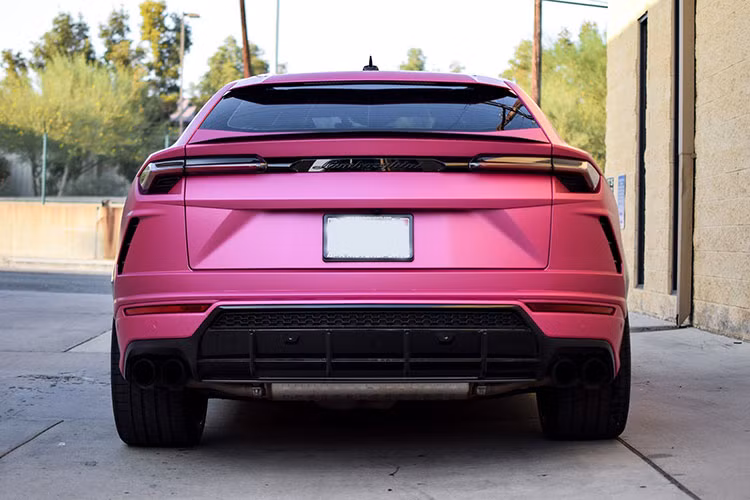 Khác nhiều so với bản tiêu chuẩn, cũng như Lamborghini Urus S, phiên bản Lamborghini Urus Performante có thiết kế hầm hố hơn với nắp capô mới, cản trước có các tấm ốp lướt gió, lưới tản nhiệt của xe cũng được tinh chỉnh lại.