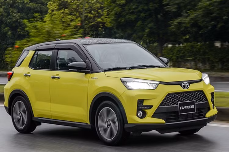 Với giá bán mới, Toyota Raize không còn là mẫu xe rẻ nhất trong phân khúc SUV hạng A tại Việt Nam như trước. Vị trí này sẽ thuộc về Hyundai Venue với giá bán dao động từ 499 - 539 triệu đồng. Trong khi đó, so với 2 đối thủ VinFast VF 5 (529 triệu đồng) và Kia Sonet (539 - 624 triệu đồng), mẫu xe nhà Toyota vẫn rẻ hơn.