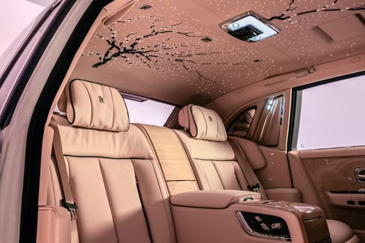Khách hàng Nhật Bản muốn tạo ra một chiếc Phantom phản ánh tinh thần Hanami, với mục đích để lại cho các thế hệ sau trong gia đình. Đây là một dự án bespoke – loại xe được Rolls-Royce chế tác theo yêu cầu riêng, vốn đã có chi phí cao. Quá trình thiết kế bắt đầu từ vài năm trước, khi đội ngũ Rolls-Royce gặp gỡ khách hàng tại Nhật Bản để nắm rõ ý tưởng và mong muốn của họ.