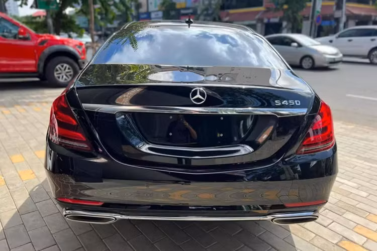 Mercedes-Maybach S450 Pullman chính là chiếc xe Mercedes-Maybach Pullman rẻ nhất nên khách hàng không yêu cầu quá nhiều về độ hoành tráng như bản Mercedes-Maybach S650 Pullman mang đến. Xe vẫn được trang bị động cơ xăng V6, dung tích 3.0 lít.