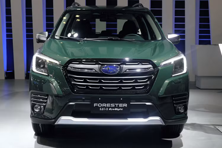 Tất nhiên, Subaru Forester cũng có những ưu điểm riêng như sở hữu hệ dẫn động 4 bánh toàn thời gian S-AWD tiêu chuẩn và gói trang bị an toàn EyeSight 4.0 hiện đại. Đây là mẫu SUV cỡ C hiếm hoi tại Việt Nam được trang bị hệ dẫn động AWD tiêu chuẩn.