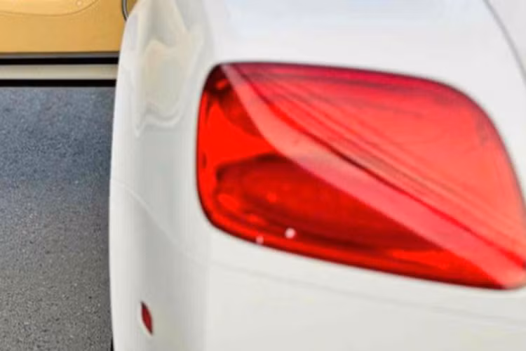 Dòng xe siêu sang mui trần Bentley Continental GTC được trang bị khối động cơ W12 (12 xi-lanh xếp hình chữ W), dung tích 6.0 lít, sản sinh công suất tối đa 552 mã lực tại vòng tua máy 6.000 vòng/phút và mô-men xoắn cực đại đạt 650 Nm.