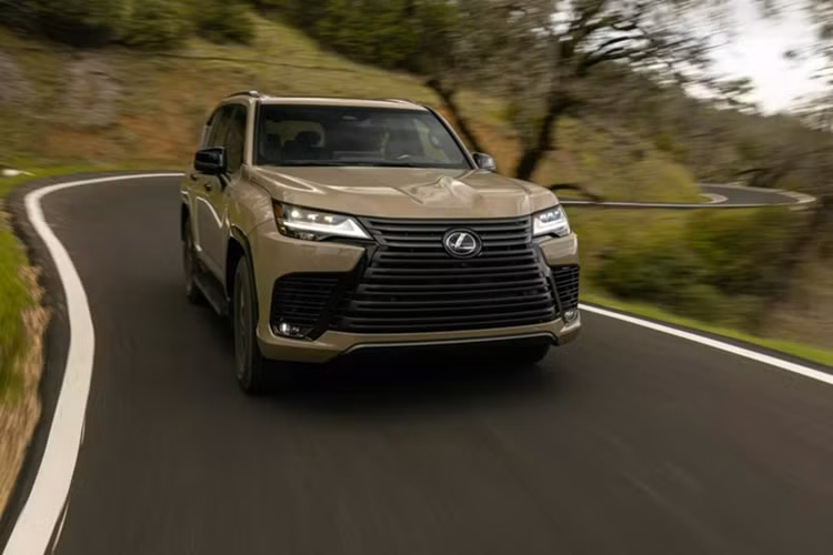 Các phiên bản LX 600 bao gồm: LX 600 Premium, LX 600 F Sport Handling và LX 600 Luxury vẫn sử dụng động cơ V6 3.4L tăng áp kép, công suất 409 mã lực và mô-men xoắn 649 Nm. Đi kèm với động cơ là hộp số tự động 10 cấp và hệ dẫn động 4 bánh tiêu chuẩn với vi sai trung tâm khóa chống trượt.