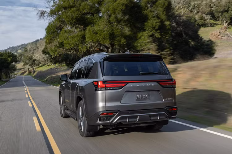Hệ truyền động này giúp xe có thể tăng tốc từ 0-96 km/h trong 6,4 giây. Theo công bố, mức tiêu thụ nhiên liệu trong đô thị của bản này là 12,3 L/100km, ngoài đô thị là 10,7 L/100km và kết hợp là 11,7 L/100km.