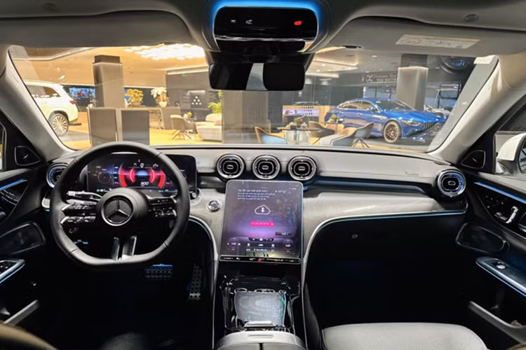 Ở C 300 AMG V2, xe có thêm hiển thị thông tin trên kính lái (HUD). Kính chắn gió và kính hai bên hàng ghế trước được nâng cấp lên loại cách âm, cách nhiệt cao cấp, tăng sự yên tĩnh và thoải mái trong khoang cabin. Chưa hết, hàng ghế sau còn có hêm cổng sạc USB Type-C, đáp ứng nhu cầu kết nối ngày càng cao.
