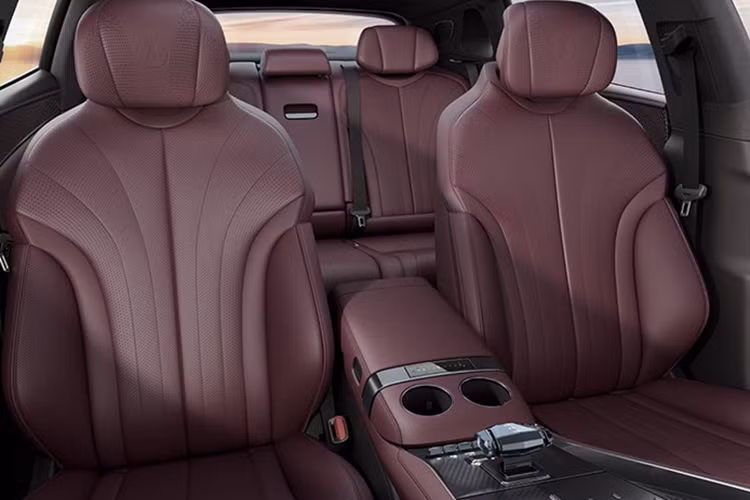 Tương tự các mẫu xe Trung Quốc đời mới, tân binh của BYD cũng được trang bị nhều màn hình cỡ lớn trong xe. Chưa dừng ở đó, Denza Z9 GT còn đi kèm 2 tủ lạnh, bao gồm loại 4 lít ở hàng ghế trước và 10 lít phía sau.