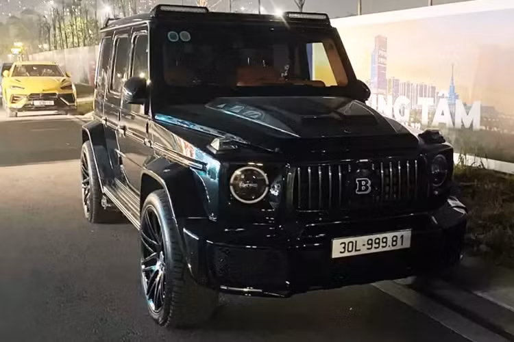 Chưa hết, các thanh nẹp mạ crôm nguyên bản theo chiếc Rolls-Royce Phantom cũng được chủ nhân mạ vàng 24k. Rolls-Royce Phantom mạ vàng 24k này thuộc thế hệ cũ nên sở hữu khối động cơ V12, dung tích 6,75 lít, sản sinh công suất tối đa 453 mã lực ở vòng tua máy 5.350 vòng/phút, mô-men xoắn cực đại 720 Nm ở vòng tua 3.500 vòng/phút. Hộp số tự động 6 cấp.