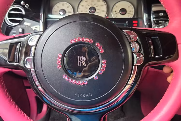 Kể từ đó, chiếc xe siêu sang Rolls-Royce Ghost này gắn bó như hình với bóng cùng với "nữ hoàng nội y" trong các sự kiện, chụp ảnh hay đi xa. Nhiều người đã không khỏi choáng ngợp trước sự giàu có của người đẹp đến từ Trà Vinh.