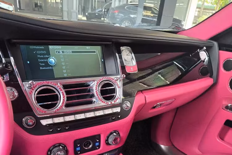 Chiếc xe siêu sang Rolls-Royce Ghost của Ngọc Trinh thuộc bản Series I. Ngoài việc độ dàn áo và nội thất, xe không được độ hay nâng cấp thêm gì. Các chi tiết bao gồm đèn pha vẫn giữ nguyên, thay vì nâng cấp lên Series II như nhiều đại gia Việt chọn.