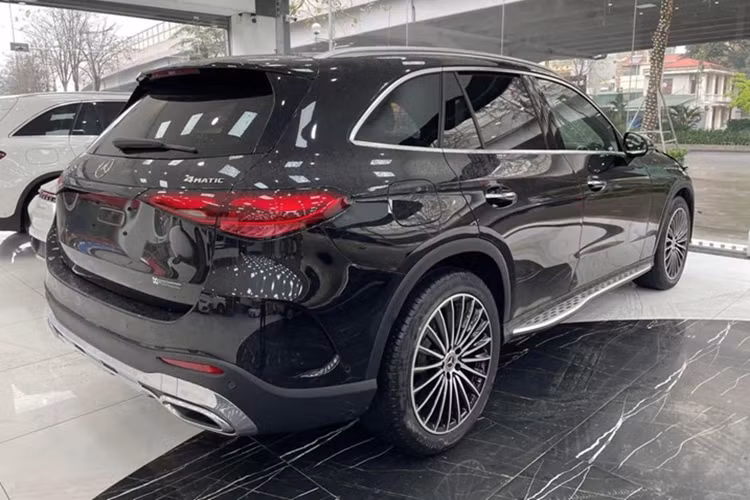 Mercedes-Benz GLC 300 sử dụng máy 2.0L tích hợp công nghệ hybrid nhẹ (Mild-hybrid). Công suất đạt 258 mã lực và 400 Nm mô-men xoắn. Đi kèm hộp số tự động 9 cấp và hệ dẫn động bốn bánh 4MATIC. 