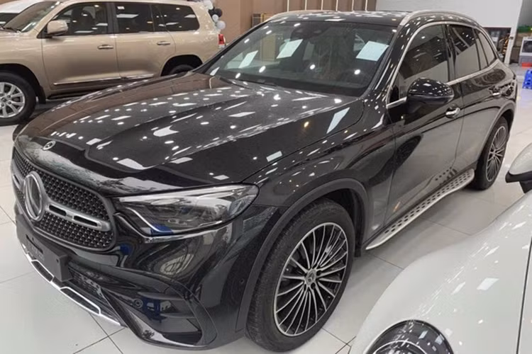 Mercedes-Benz GLC 300 chạy 17km bán rẻ hơn "đập thùng" 300 triệu Mercedes-Benz GLC 300 chay 17km ban re hon