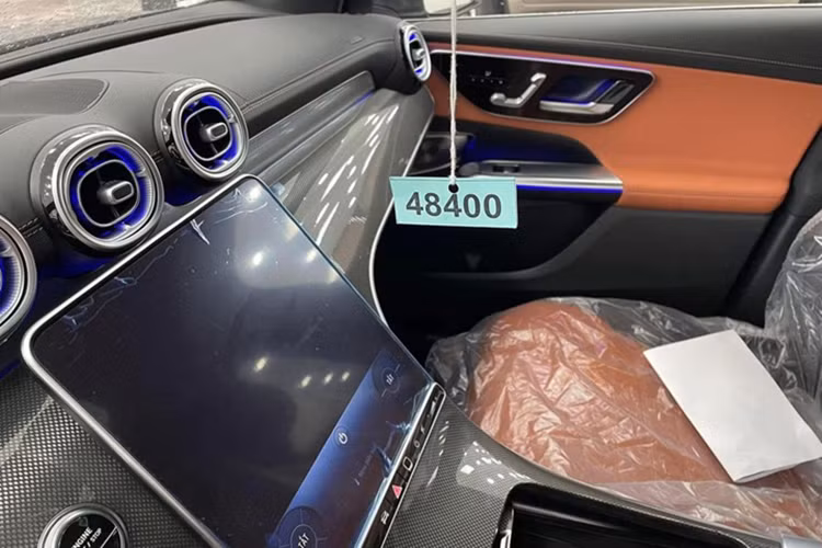 Mercedes-Benz GLC 300 chạy 17km bán rẻ hơn "đập thùng" 300 triệu - Hình 2 Mercedes-Benz GLC 300 chay 17km ban re hon