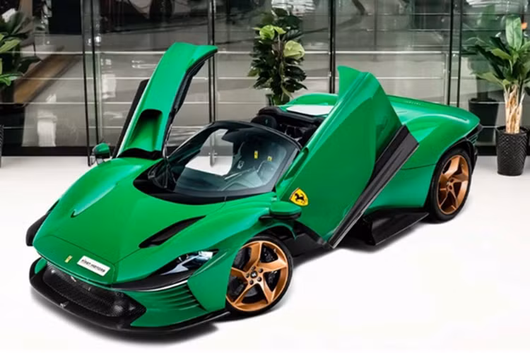 Không chỉ thế, trên nắp động cơ của chiếc Ferrari Daytona SP3 màu BP Green độc nhất thế giới này còn có chữ ký của hai tay đua F1 là Charles Leclerc và Carlos Sainz Jr.