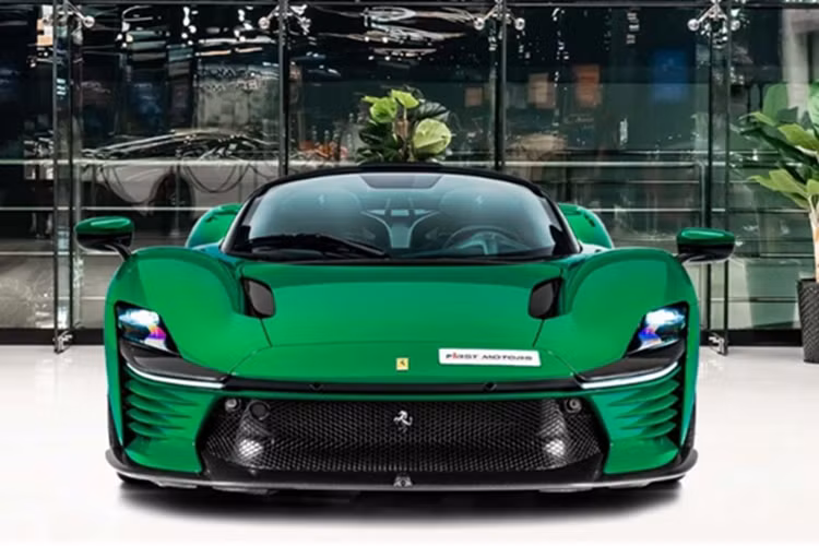 Được biết, chủ nhân đầu tiên của chiếc Ferrari Daytona SP3 hàng thửa này là ở Đức. Vào tháng 7/2024, xe được đưa tới trưng bày tại triển lãm Concours of Elegance Germany.
