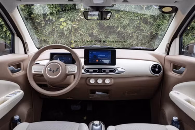 Xe có 19 không gian lưu trữ trong toàn bộ nội thất và dung tích cốp xe tiêu chuẩn là 123 lít có thể mở rộng lên 745 lít sau khi hàng ghế sau được gập xuống. Để tham khảo, phiên bản ba cửa Wuling Hongguang Mini EV đang bán ở Việt Nam có kích thước 3064/1493/1614 mm và có chiều dài cơ sở là 2010 mm.
