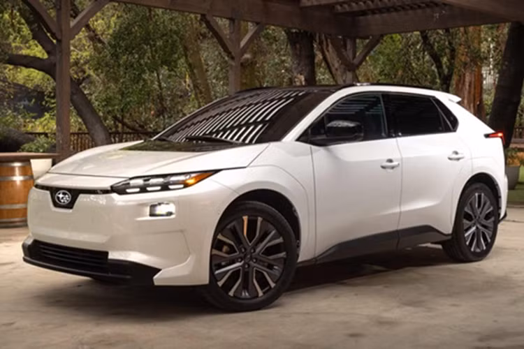 Ngoài ra, Subaru Solterra 2026 còn trang trí phần ốp vòm bánh sơn cùng màu thân xe thay vì màu đen, trong khi huy hiệu phía sau đã được đổi thành chữ SUBARU. Bên trong, màn hình thông tin giải trí cảm ứng trung tâm nâng kích thước lên 14 inch.