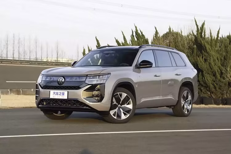 Vào ngày 10/3/2025 vừa qua, liên doanh SAIC-Volkswagen đã chính thức cho ra mắt mẫu SUV 7 chỗ cỡ lớn Teramont Pro tại thị trường Trung Quốc. Mức giá xe Volkswagen Teramont Pro 2025 dao động từ 269.900 - 319.900 nhân dân tệ (37.500-44.500 USD, khoảng 873 - 1,03 tỷ đồng).