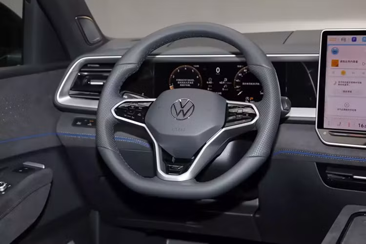 Teramont Pro ra mắt hệ thống lái xe thông minh IQ.Pilot thế hệ mới của Volkswagen, hỗ trợ các tính năng như kiểm soát hành trình thích ứng, thay đổi làn đường bằng cần gạt và tránh chướng ngại vật tự động, được bổ sung thêm trợ lý đỗ xe IQ.Drive (bao gồm khả năng đỗ xe từ xa).