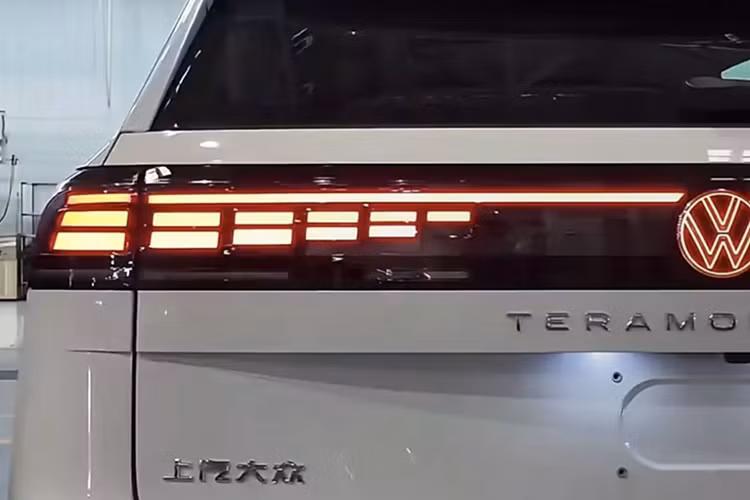 Volkswagen Teramont Pro tại Trung Quốc tự hào có kích thước lớn 5158×1991×1788mm với chiều dài cơ sở 2980mm. Bố cục ba hàng ghế, bảy chỗ ngồi hỗ trợ gập điện, cho phép chuyển đổi một chạm sang chế độ 5 chỗ ngồi, mở rộng dung tích cốp xe từ 286 lít lên 2427 lít.
