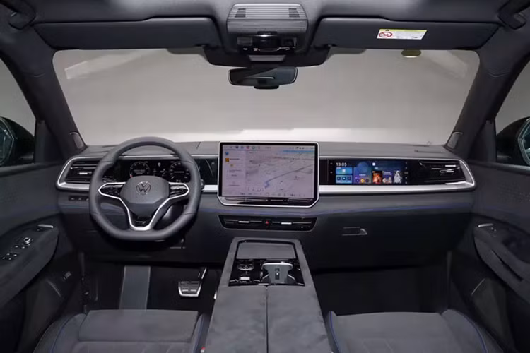 Với một số cải tiến công nghệ lớn bao gồm bộ tăng áp hình học biến thiên (VTG) và hệ thống nhiên liệu áp suất cao 500 bar, chiếc xe mới này không chỉ mang lại hiệu suất mạnh mẽ mà còn đáp ứng các tiêu chuẩn khí thải Euro 7 nghiêm ngặt.