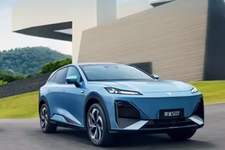 Phiên bản EV được trang bị động cơ điện phía sau có công suất 160 kW (215 mã lực) hoặc 190 kW (255 mã lực), kết hợp với bộ pin lithium sắt phosphate 68,82 kWh hoặc bộ pin lithium ba thành phần 79,97 kWh, cung cấp phạm vi hoạt động CLTC lần lượt là 520 km và 628 km.