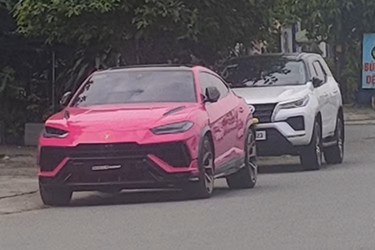 Như vậy là không phải là đen, trắng, vàng hay cam, mà chiếc siêu SUV Lamborghini Urus Performante màu hồng đậm rất đẹp mắt nhưng chưa rõ là sản phẩm của dán đề-can hay là màu sơn gốc từ lúc xuất xưởng. Điểm ấn tượng tiếp theo của xe Lamborghini Urus Performante này là nó mang biển số trúng đấu giá gần 100 triệu đồng.