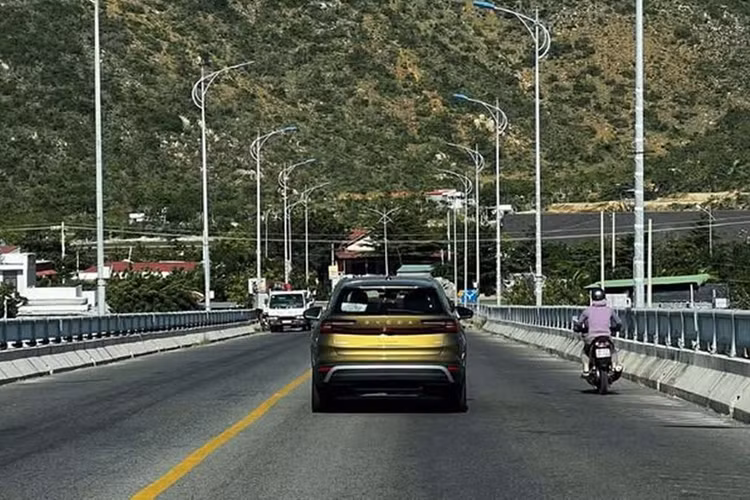 Tuy nhiên, không rõ khi mở bán, các trang bị của xe có giống với bản trưng bày hay không. Skoda Kodiaq 2025 chuẩn bị bán tại Việt Nam là thế hệ thứ hai, được hãng xe châu Âu ra mắt lần đầu hồi tháng 10/2023. Xe sở hữu kích thước dài x rộng x cao lần lượt là 4.758 x 1.864 x 1.657 mm và chiều dài cơ sở 2.791 mm.