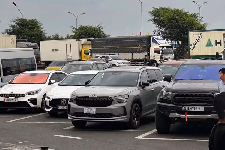 Thông tin mẫu xe Skoda Kodiaq 2025 về Việt Nam đã xuất hiện từ đầu tháng nay. Thậm chí vào thời điểm đó, có nguồn tin cho hay các đại lý đã bắt đầu nhận đặt hàng trước Skoda Kodiaq 2025 và khách hàng có thể nhận xe trước Tết Nguyên Đán.