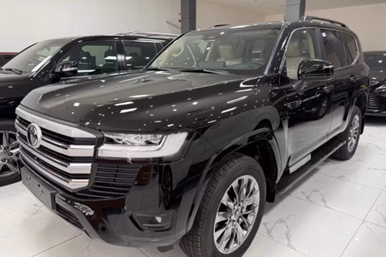  Toyota Land Cruiser 2025 tại Việt Nam có giá niêm yết là 4,58 tỷ đồng, cao hơn 294 triệu đồng so với phiên bản trước. Dù vậy, nhiều khách hàng vẫn quyết định chi thêm một khoản tiền chênh lệch để nhận xe sớm, mức chênh tùy thuộc vào từng đại lý.