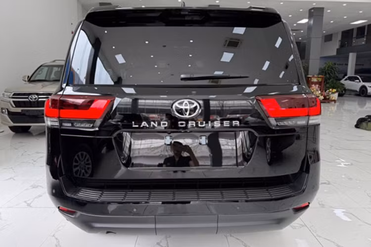 Về an toàn, Toyota nâng cấp hệ thống hỗ trợ lái xe lên TSS 3.0, bổ sung loạt tính năng hiện đại: Hỗ trợ ra khỏi xe an toàn; Phanh hỗ trợ đỗ xe có nhận diện người đi bộ; Hệ thống phanh khẩn cấp, ga tự động thích ứng, hỗ trợ giữ làn đường và đèn pha thông minh.