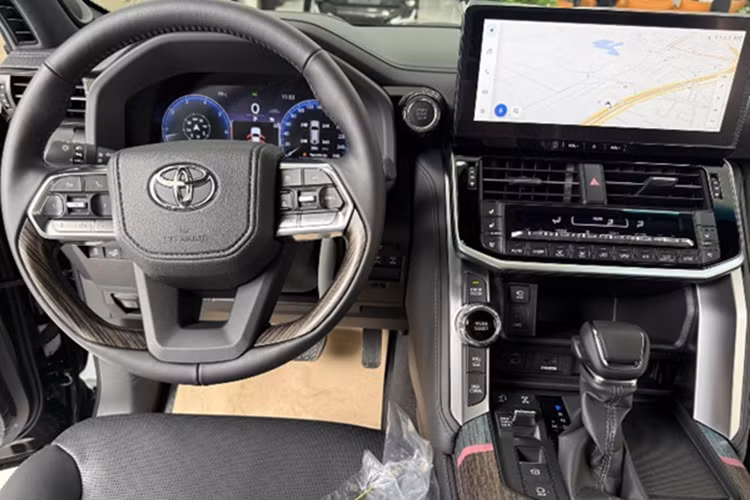 Khoang cabin của Land Cruiser 2025 được tinh chỉnh nhẹ với các trang bị như: màn hình 12,3 inch sau vô-lăng với giao diện tiếng Việt, ốp bệ cửa có chữ Land Cruiser phát sáng, cụm nút điều khiển trung tâm được thiết kế lại cho cảm giác tối giản hơn, thêm màn hình hiển thị điều hòa.