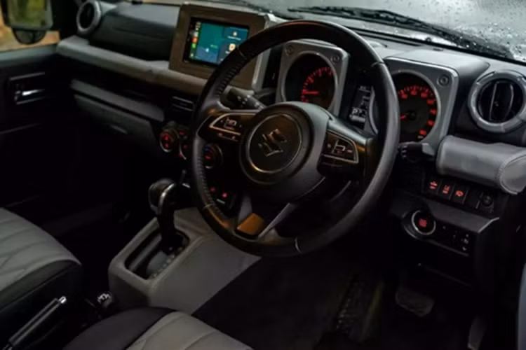 Cung cấp sức mạnh cho chiếc Suzuki Jimny 6 bánh này là động cơ 1.5L hút khí tự nhiên nguyên bản, công suất 103 mã lực và mô-men xoắn 134 Nm.