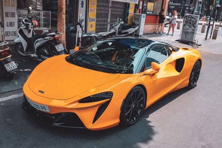 Siêu xe McLaren Artura Spider vẫn sử dụng động cơ xăng 3 lít tăng áp kép, kết hợp môtơ điện, sản sinh công suất 690 mã lực và mô-men xoắn 722 Nm. So với phiên bản Coupe, Artura Spider tăng 19 mã lực trong khi mô-men xoắn không đổi.