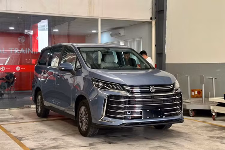 MG G50 sở hữu kiểu dáng MPV truyền thống với đặc trưng là đuôi xe cao và vuông vắn giúp tối ưu hóa không gian. Thiết kế phần đầu xe của MG G50 gợi liên tưởng đến Toyota Alphard với điểm nhấn là lưới tản nhiệt lớn, chiếm gần hết diện tích phía trước.