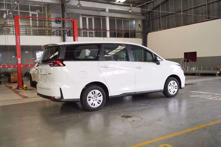 Phiên bản 1.5 AT Lux cao cấp nhất sẽ có ghế ngồi bọc da, ghế lái chỉnh điện 6 hướng, ghế phụ chỉnh điện 4 hướng. Xe có thêm dàn âm thanh 6 loa. Phiên bản này cũng có thêm tùy chọn 7 ghế thay vì chỉ có 8 ghế như hai phiên bản thấp hơn.