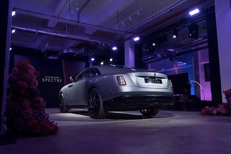 Ngoại hình của Rolls-Royce Black Badge Spectre siêu sang được trau chuốt bằng các chi tiết tối màu đặc trưng. Lưới tản nhiệt viền chrome tối, phối hợp cùng các tùy chọn màu viền nổi bật như tím Tailored Purple, xanh Charles Blue, vàng Forge Yellow hay xanh Turchese giúp chiếc xe vừa uy nghiêm vừa đầy phóng khoáng.