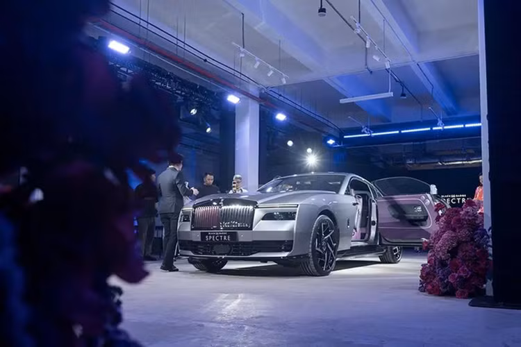 Là thị trường đặc biệt quan trọng trong khu vực châu Á, Singapore tiếp tục được Rolls-Royce chọn làm nơi giới thiệu những mẫu xe đỉnh cao. Black Badge Spectre bản đặc biệt – dù mới chỉ lộ diện toàn cầu từ tháng 2 – đã nhanh chóng có mặt tại đảo quốc sư tử.