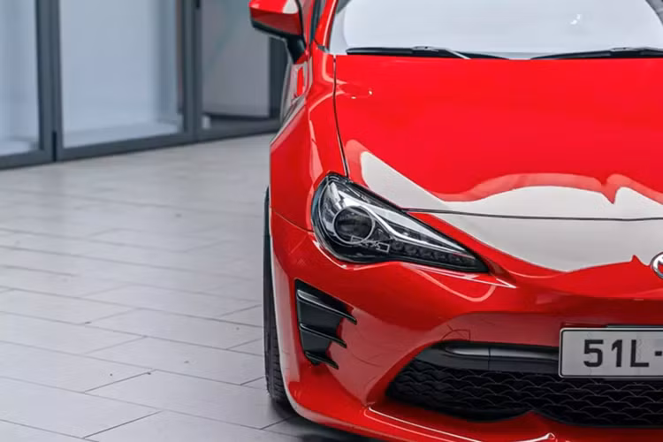 Được lấy cảm hứng từ huyền thoại Toyota 2000GT, chiếc xe Toyota 86 đặc biệt này mang phong cách fastback 2+2 với kích thước 4.240 x 1.775 x 1.320 mm, trục cơ sở 2.570 mm.