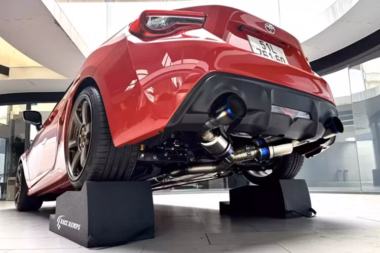 Trái tim của Toyota 86 là khối động cơ FA20 I4 phun nhiên liệu trực tiếp, dung tích 2.0 lít, sản sinh 204 mã lực ở tua máy 7.000 vòng/phút và mô-men xoắn cực đại 212 Nm ở tua máy 6.400 – 6.800 vòng/phút, truyền tới bánh sau thông qua một hộp số sàn 6 cấp. Xe có khả năng tăng tốc từ 0 lên 100 km/h trong 7,6 giây.