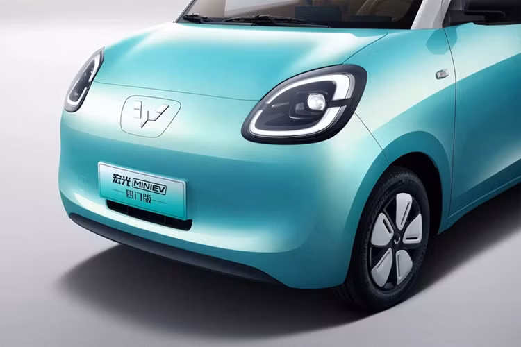 Cụm đèn pha dạng vuông nay được thiết kế lại mềm mại, tương tự chiếc Wuling Bingo EV. Xe vẫn sử dụng bộ mâm kích thước 13 inch mang phong cách Bauhinia.