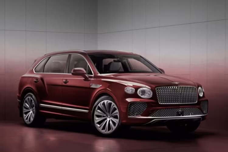 Tuy nhiên, Bentley đã thực hiện một số tinh chỉnh nhỏ để tạo dấu ấn cho phiên bản đặc biệt này. Phần đầu xe nổi bật với lưới tản nhiệt dạng mắt xéo đặc trưng được thay thế bằng thiết kế thanh dọc mạ chrome bóng bẩy. Hốc gió bên hông tích hợp logo Atelier Edition, nhấn mạnh tính cá nhân hóa và độc quyền.