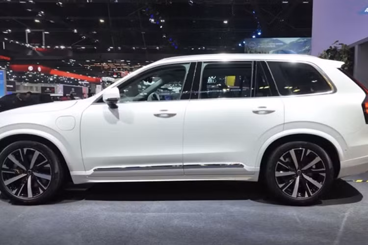 Về nội thất, các chi tiết bên trong khoang cabin của Volvo XC90 2025 vẫn được bố trí như trước nhưng đường nét thiết kế đã được tối giản, hiện đại hơn với màn hình cảm ứng trung tâm được nâng cấp lên 11,9 inch. Ngoài ra, giao diện và trải nghiệm người dùng cũng được cải tiến tương tự trên dòng xe thuần điện EX30 hay EX90.