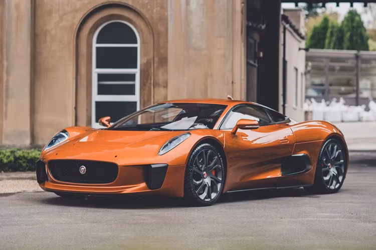 Ra mắt lần đầu tại Paris Motor Show 2010, Jaguar C-X75 là mẫu concept xe hybrid thể thao được chấp bút bởi Jaguar SVO và đội đua F1 Williams Advanced Engineering.