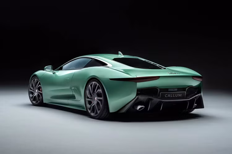 Thay thế cho màu sơn cam Outrageous Orange nổi bật trong bộ phim thứ 24 của James Bond, hãng đã nâng cấp phối màu xanh Willow Green hoàn toàn mới. 
